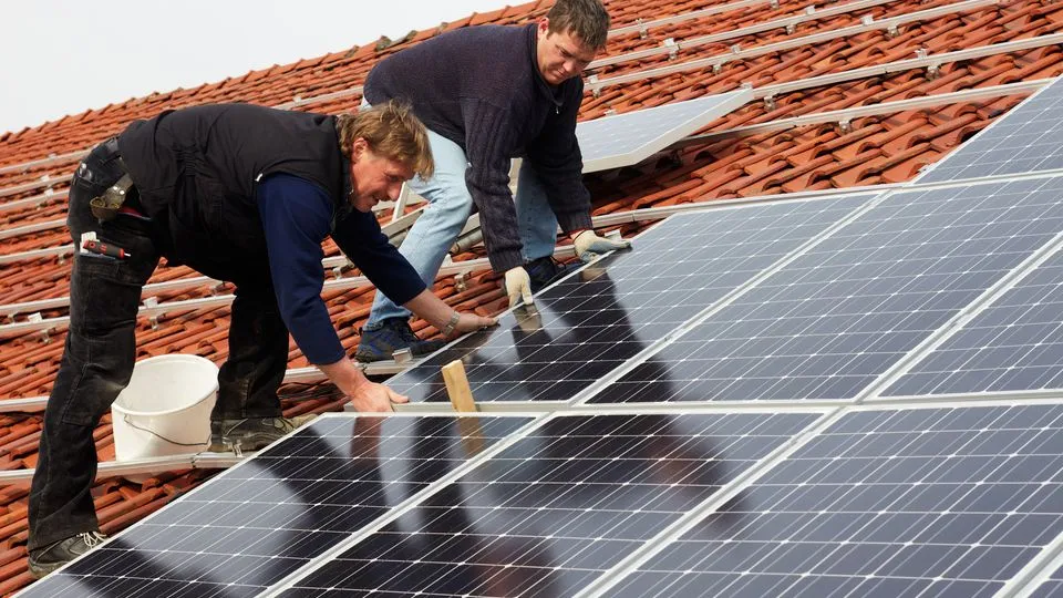 Dachdecker montieren Photovoltaik-Anlage